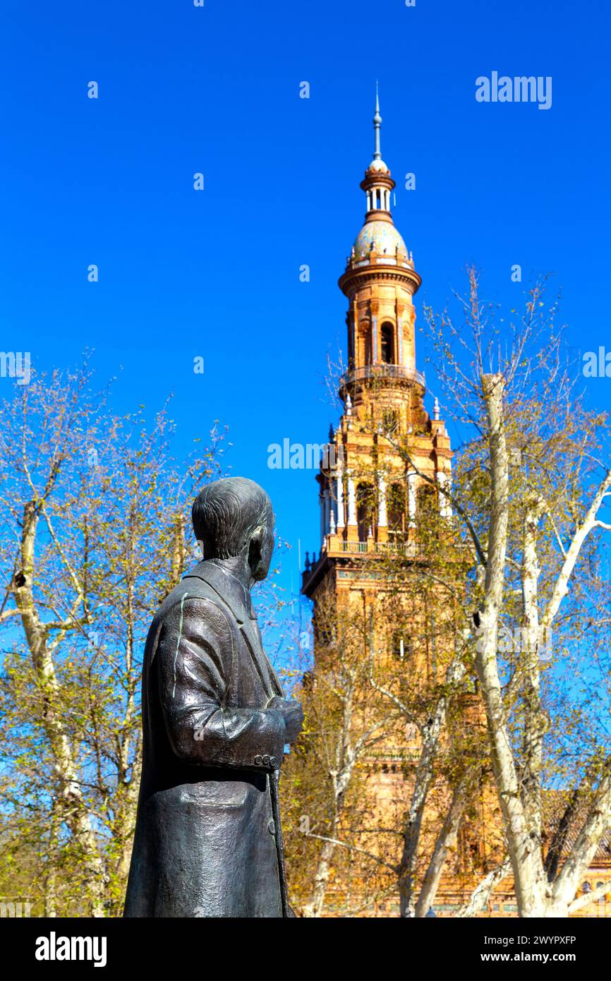 Statue des spanischen Architekten Aníbal González Álvarez-Ossorio und der Plaza de España Pavillonturm, Parque de María Luisa, Sevilla, Andalusien, Spanien Stockfoto