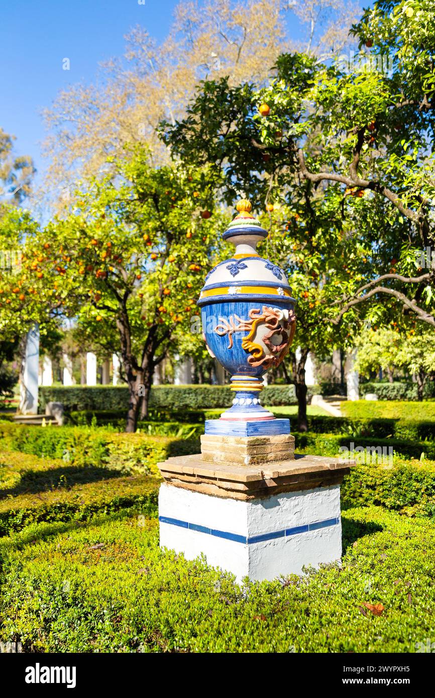 Dekorative Urne in den Gärten des Parque de María Luisa, Sevilla, Andalusien, Spanien Stockfoto