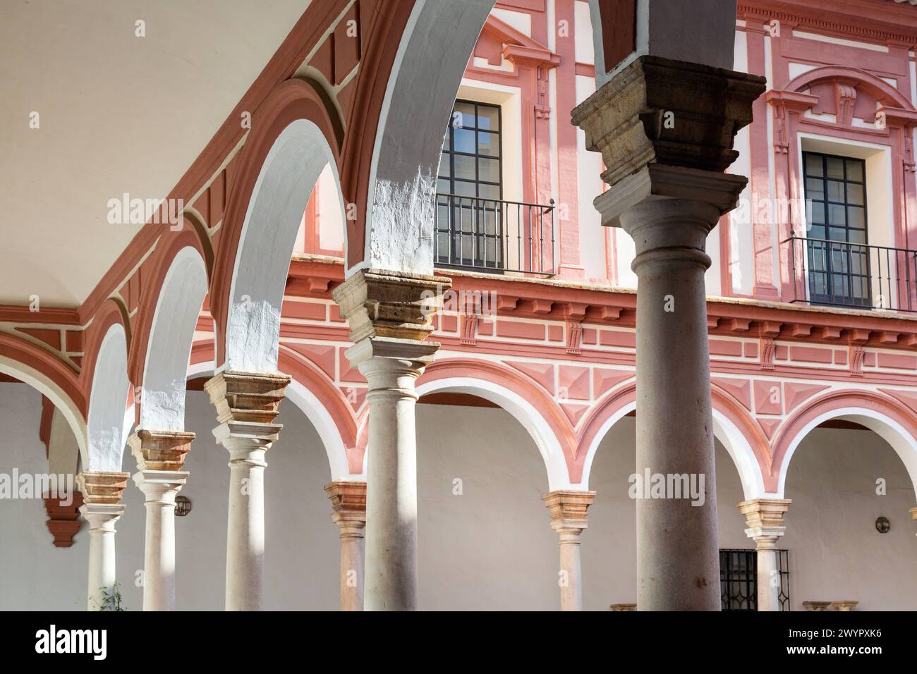 Kolonnade im Innenhof des Museums der Schönen Künste von Sevilla, Sevilla, Spanien Stockfoto