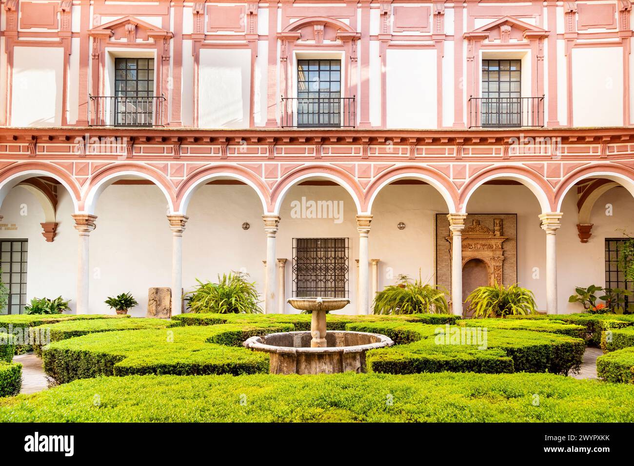 Kolonnade im Innenhof des Museums der Schönen Künste von Sevilla, Sevilla, Spanien Stockfoto