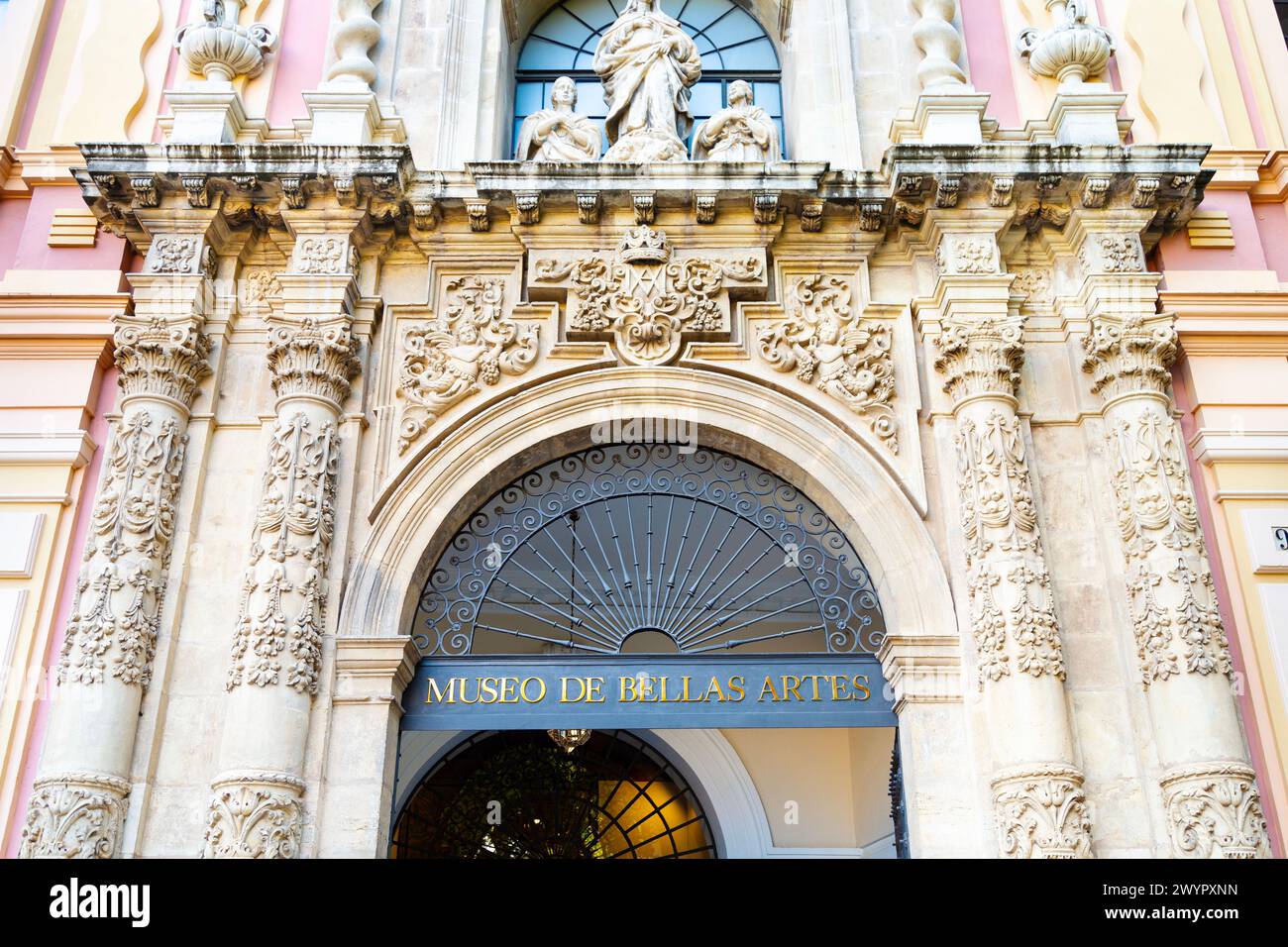 Kunstvoll verzierte Außenfassade des Museums der Schönen Künste von Sevilla, Sevilla, Spanien Stockfoto