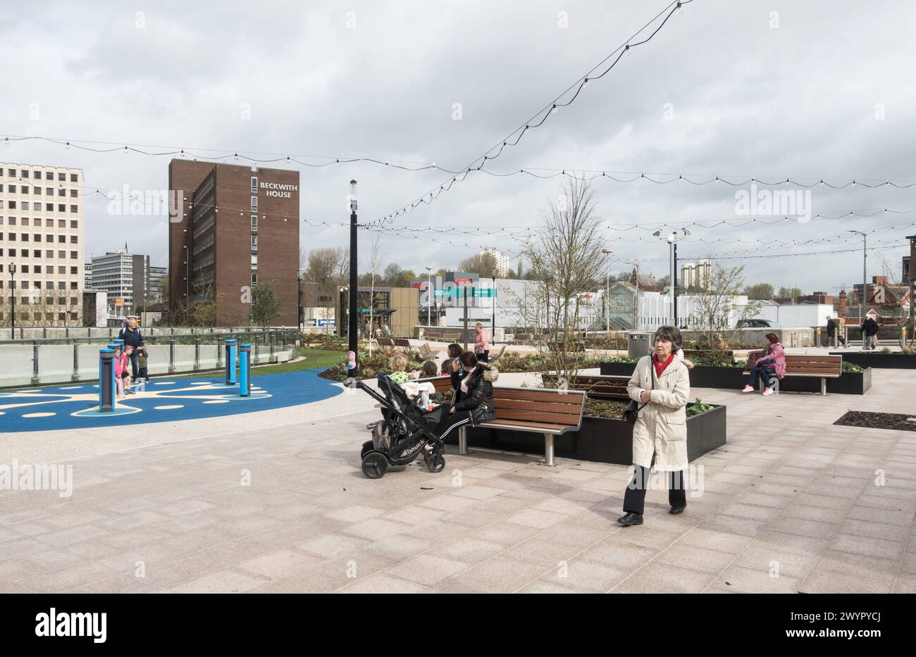 Menschen, die den neuen Park über dem Verkehrsknotenpunkt Stockport, England, genießen Stockfoto