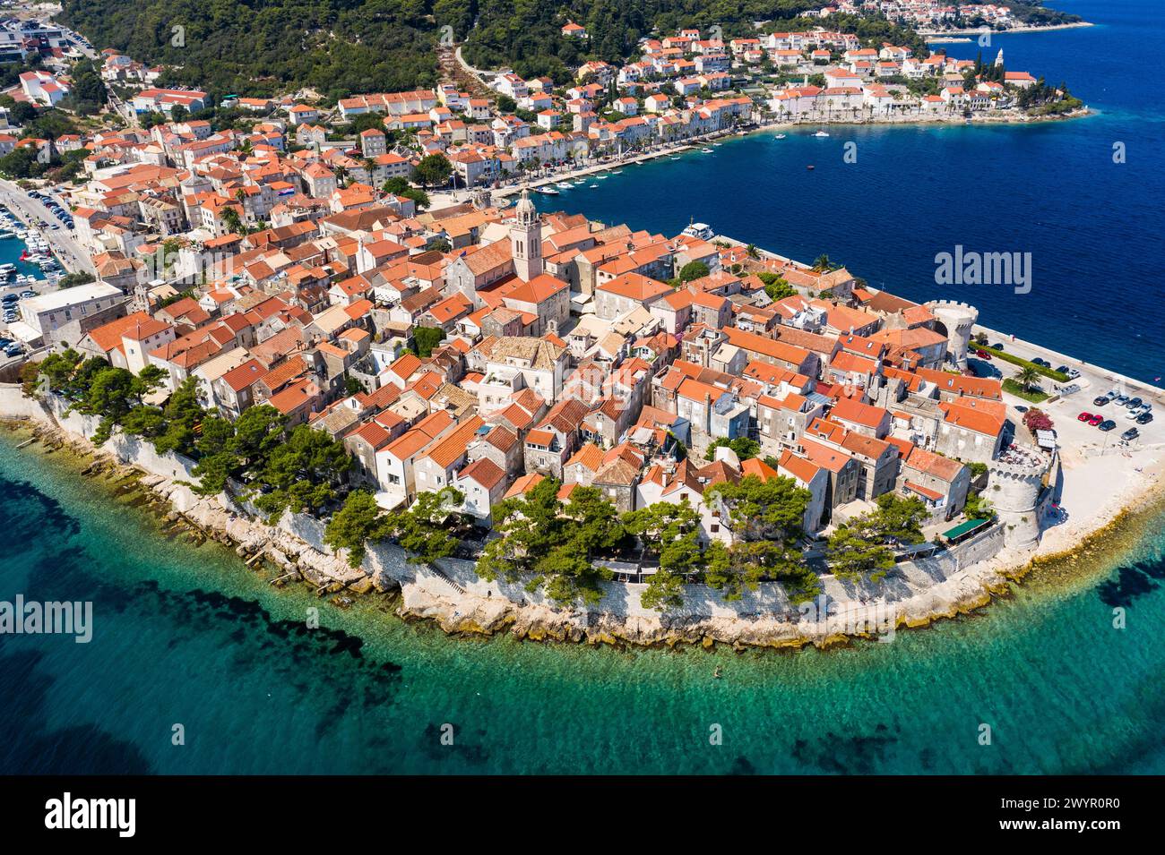 Korcula, Kroatien: Drohnenansicht der berühmten Altstadt von Korcula mit mittelalterlicher Kirche und Befestigungsanlagen Stockfoto