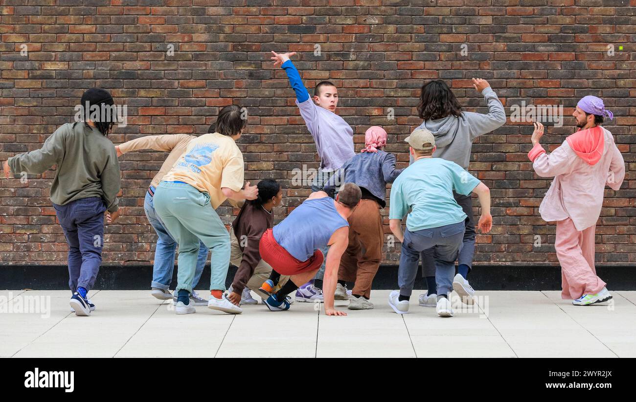 Ockham's Razor Theatre and Dance Company zeitgenössische Aufführung aus ihrer „öffentlichen“ Show, Fotoruf auf einem Dach in London, Großbritannien Stockfoto