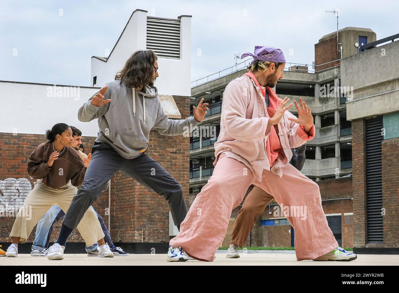 Ockham's Razor Theatre and Dance Company zeitgenössische Aufführung aus ihrer „öffentlichen“ Show, Fotoruf auf einem Dach in London, Großbritannien Stockfoto