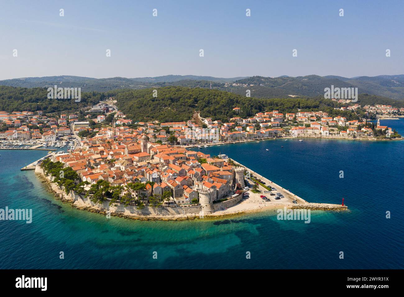 Korcula, Kroatien: Aus der Vogelperspektive auf die berühmte Altstadt und Insel Korcula, ein beliebtes Reiseziel für Strandurlaube auf dem Balkan Stockfoto