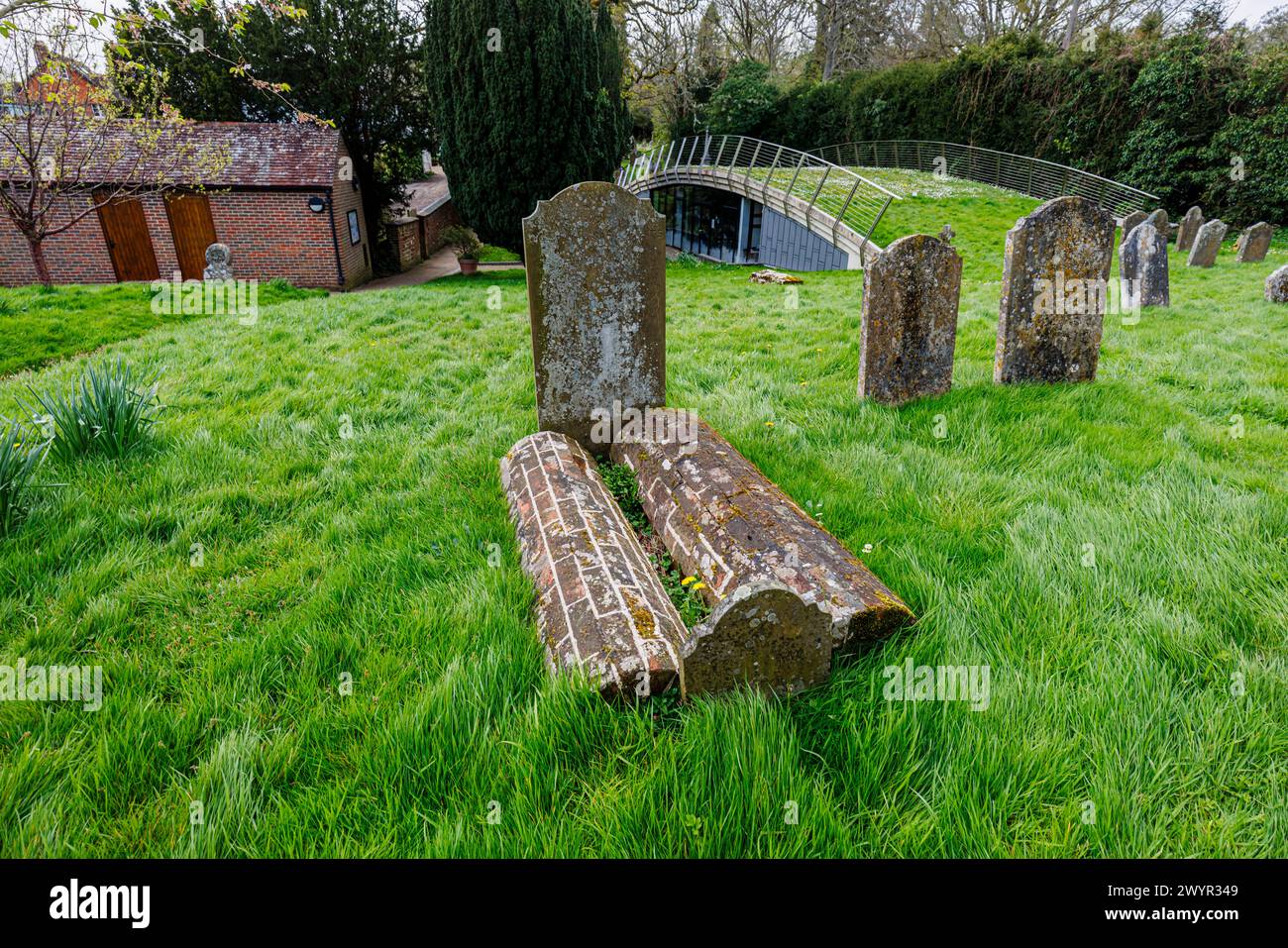 Seltene Ziegelsteingräber auf dem Friedhof der St. Mary's Church in Chiddingfold, einem Dorf in Surrey, Südosten Englands Stockfoto