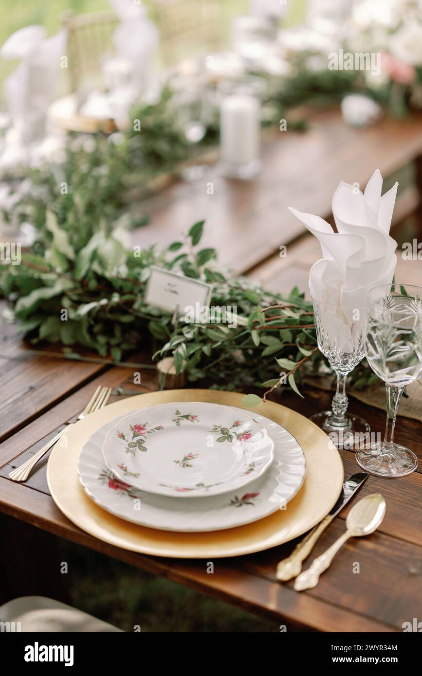 Rustikale Hochzeitstafel mit goldenen Akzenten Stockfoto