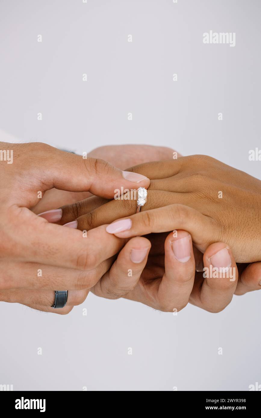 Mann Inverkehrbringen Verlobungsring am Finger der Frau Stockfoto
