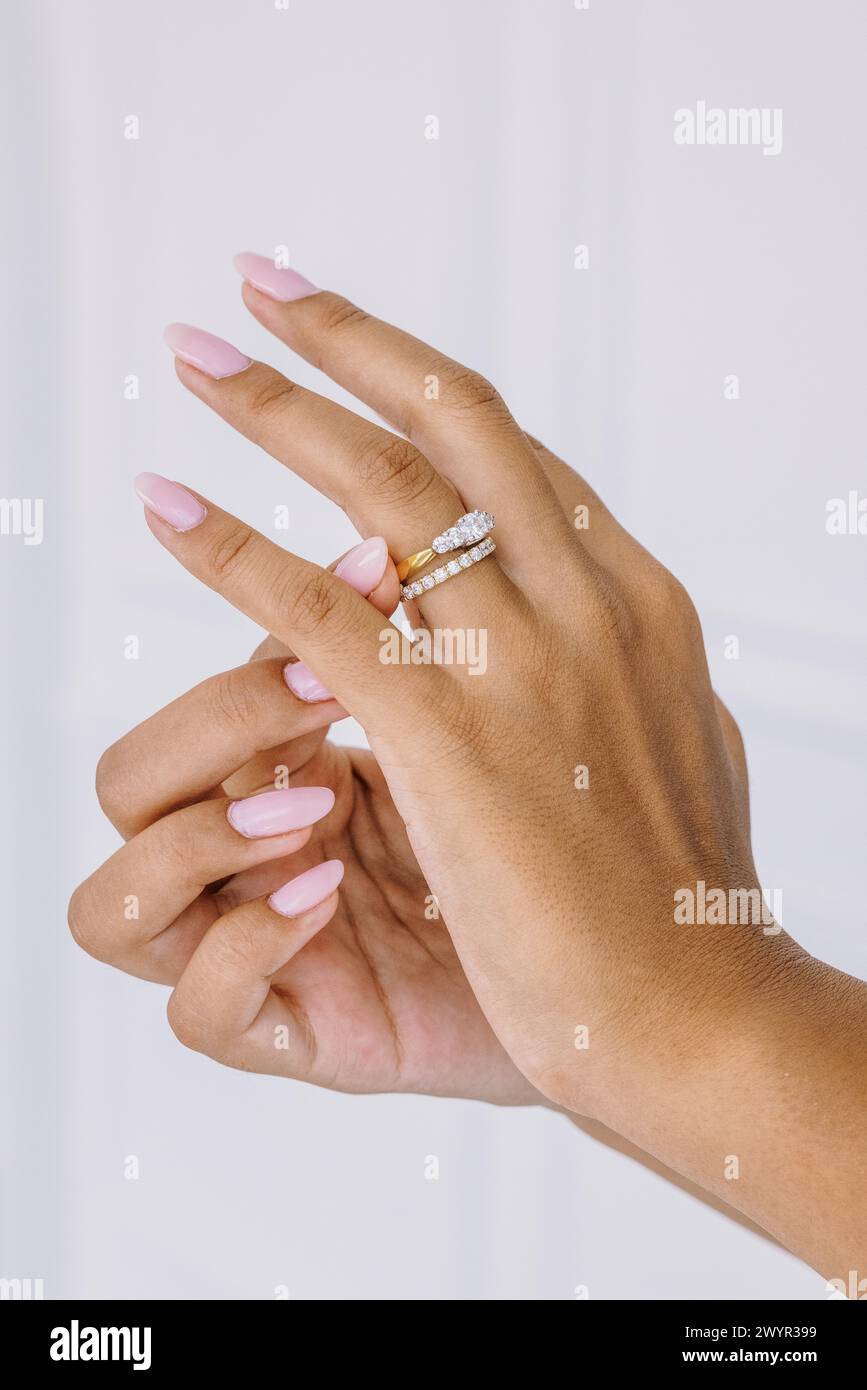 Elegante Diamantringe am Finger einer Frau Stockfoto