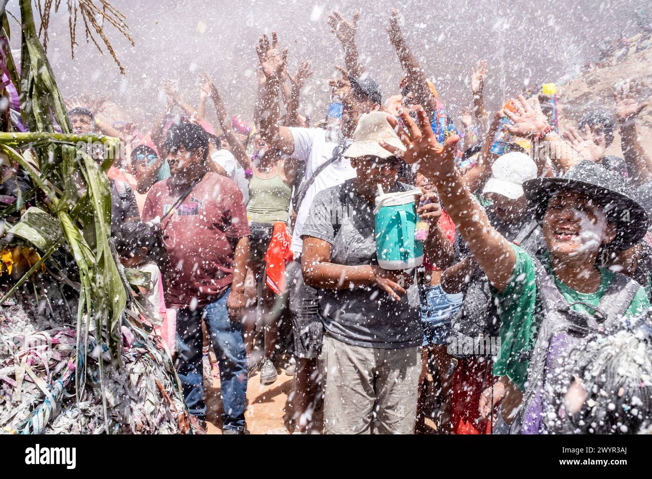 Menschen, Die Den Jährlichen Karneval In Maimara, Provinz Jujuy, Argentinien Genießen Stockfoto