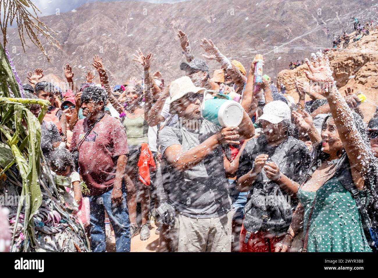 Menschen, Die Den Jährlichen Karneval In Maimara, Provinz Jujuy, Argentinien Genießen Stockfoto