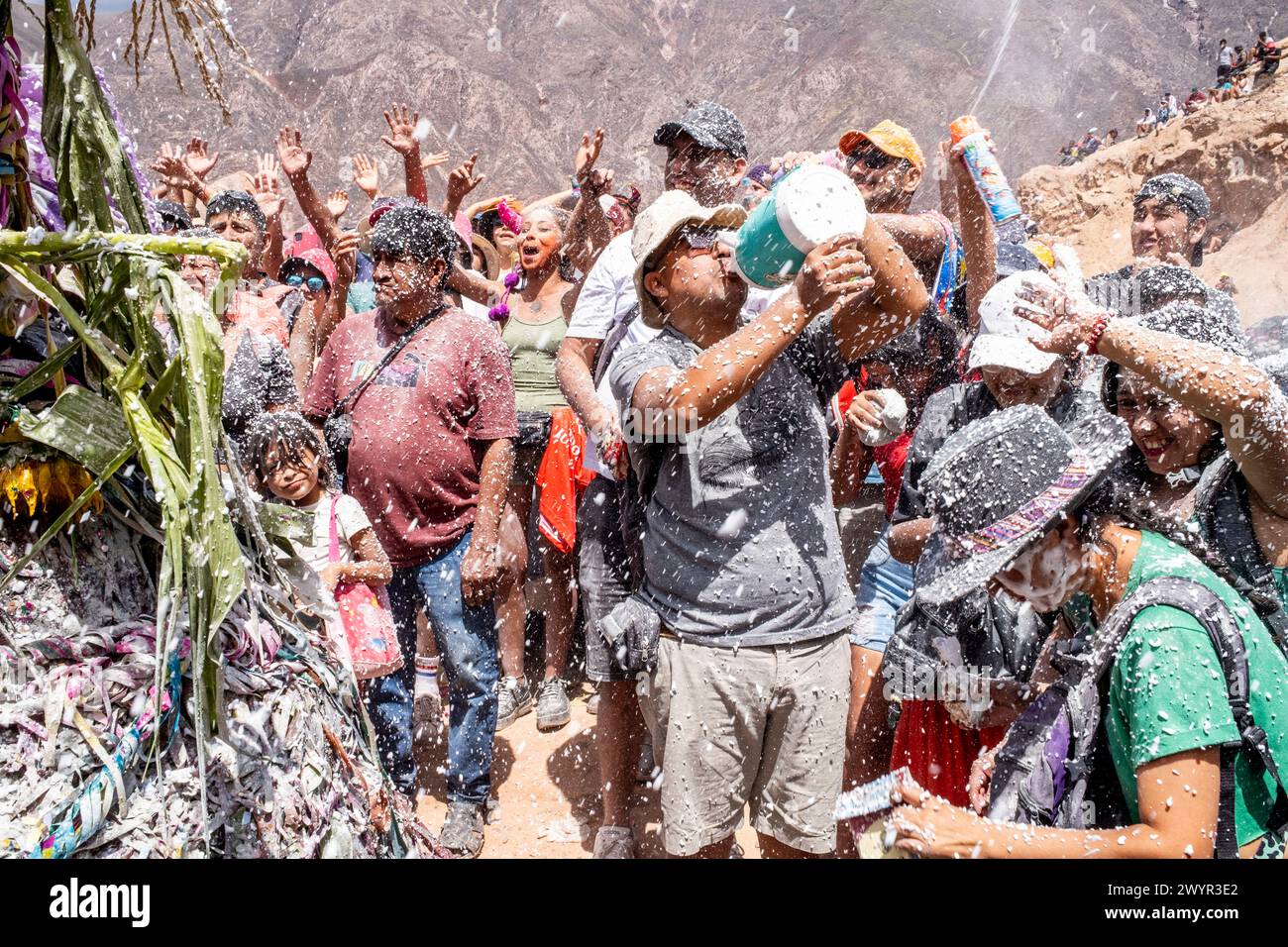 Menschen, Die Den Jährlichen Karneval In Maimara, Provinz Jujuy, Argentinien Genießen Stockfoto