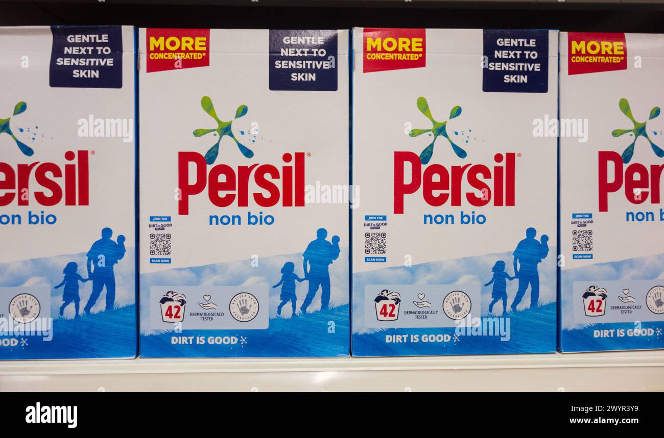 Nahaufnahme von Persil Non Bio Waschpulver-Paketen in einem Supermarktregal Stockfoto
