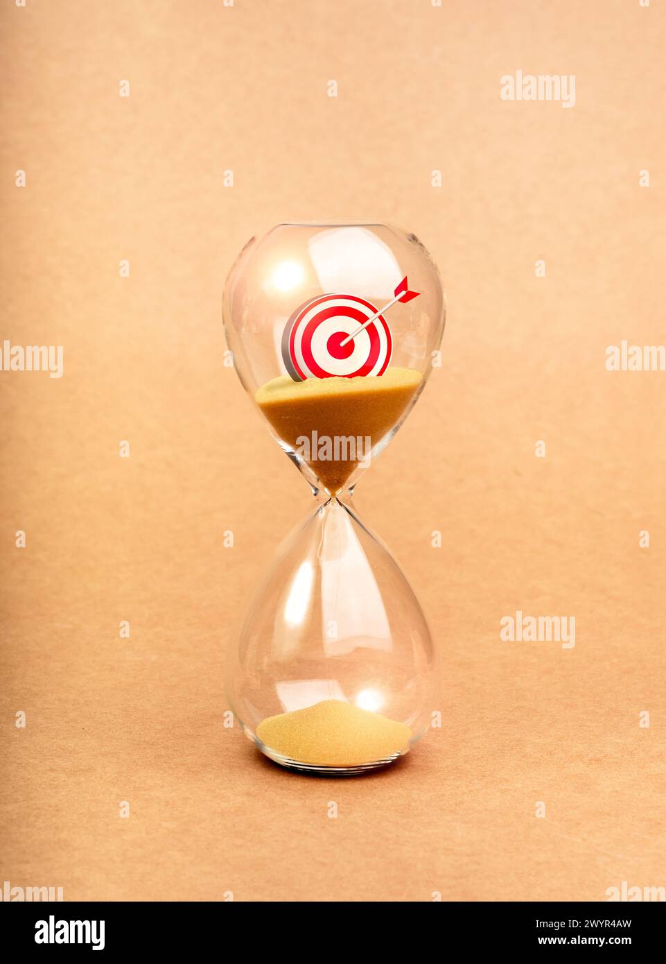 Warten auf Erfolg, Geschäfts- und Marketingziele planen, Ziele erreichen und Zeitmanagement-Konzepte. Rote 3D-Dartscheibe, Zielsymbol in Sanduhr ist Stockfoto