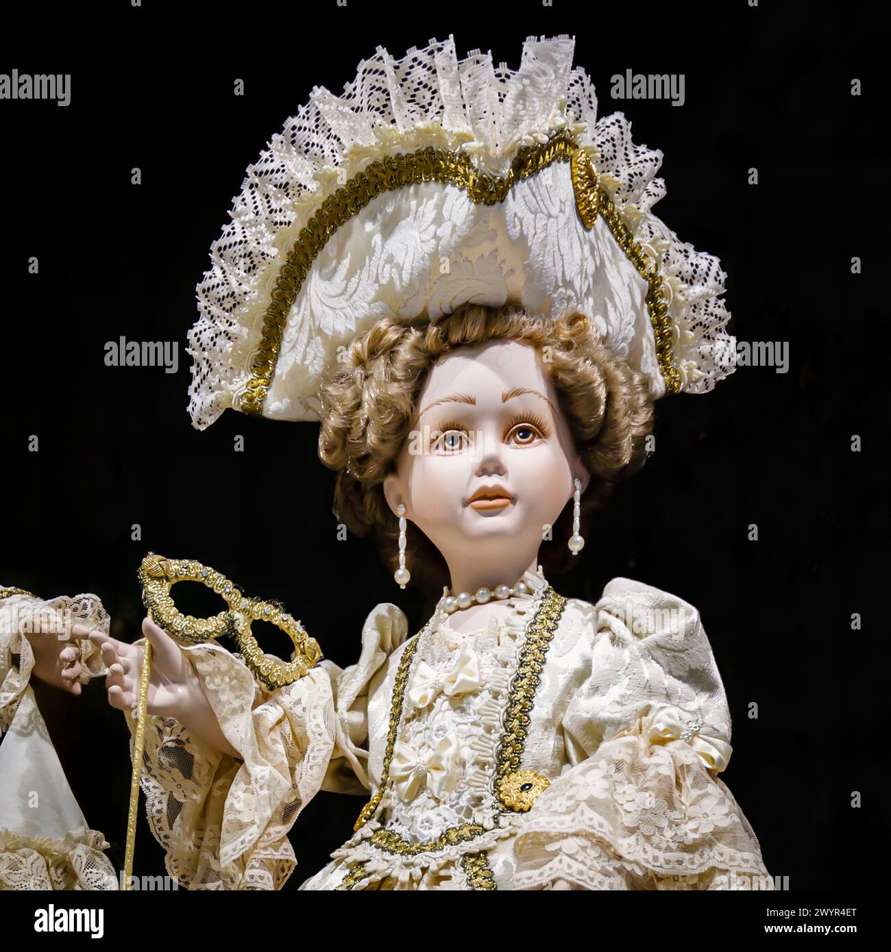 Kopf einer traditionell mit Spitze gekleideten Puppe, die in einem Geschäft als typische TouristenSouvenirs in einem Geschäft in der Gegend von Castello in Venedig, Italien, ausgestellt wird Stockfoto