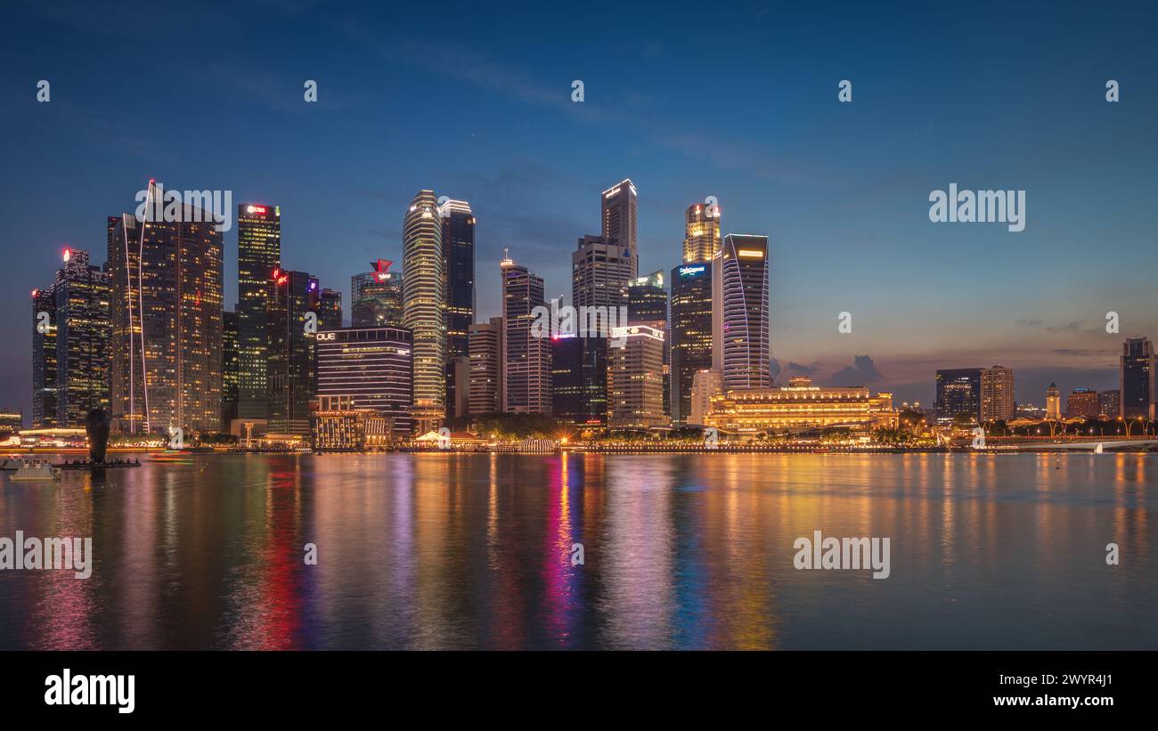 Skyline der beleuchteten Marina Bay, Singapur. Stockfoto