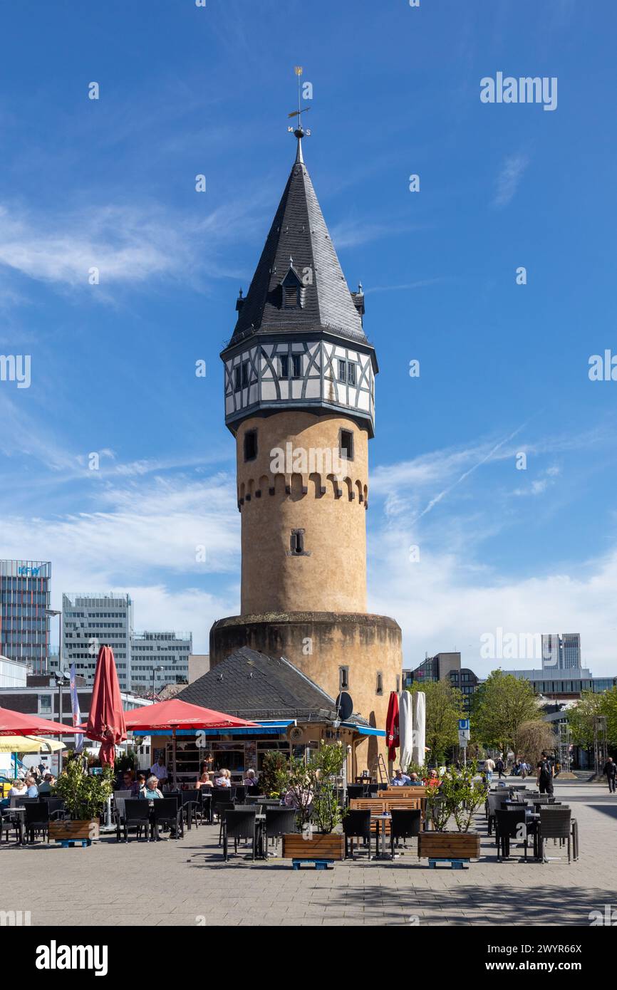 Frankfurt am Main - 6. April 2024: Ehemaliger Wachturm Bockenheimer Warte, ein Wahrzeichen Frankfurts. Hessen, Deutschland Stockfoto
