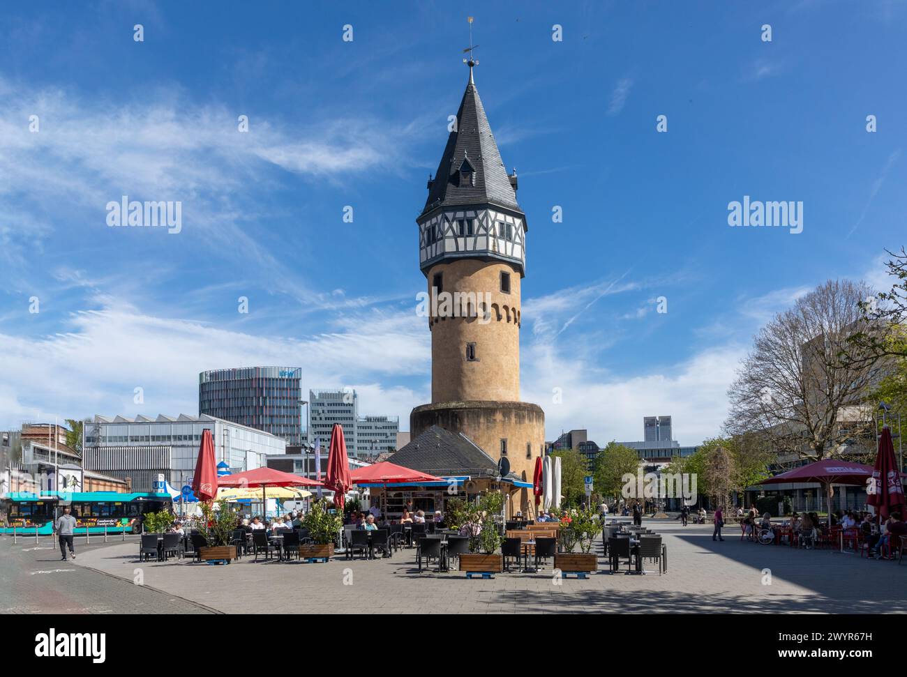 Frankfurt am Main - 6. April 2024: Ehemaliger Wachturm Bockenheimer Warte, ein Wahrzeichen Frankfurts. Hessen, Deutschland Stockfoto