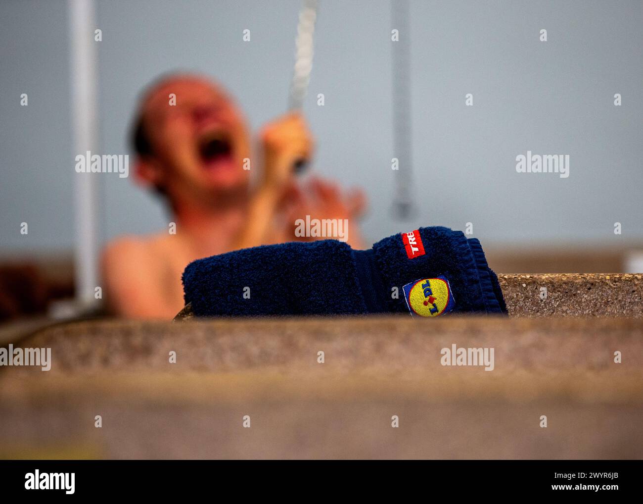 Ein lidl Trek Team-Towl wartet darauf, in den berühmten roubaix Duschen nach der 121. Ausgabe von Paris Roubaix, Frankreich, 7. April 2024, Credit:Chris Wal Stockfoto