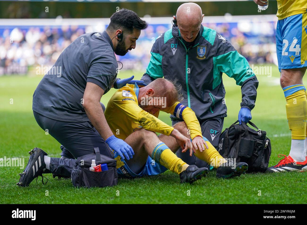 London, Großbritannien. April 2024. Sheffield Wednesday Mittelfeldspieler Barry Bannan (10) wurde am 6. April 2024 bei den Queens Park Rangers FC gegen Sheffield Wednesday FC im MATRADE Loftus Road Stadium, London, Vereinigtes Königreich verletzt Credit: Every Second Media/Alamy Live News Stockfoto