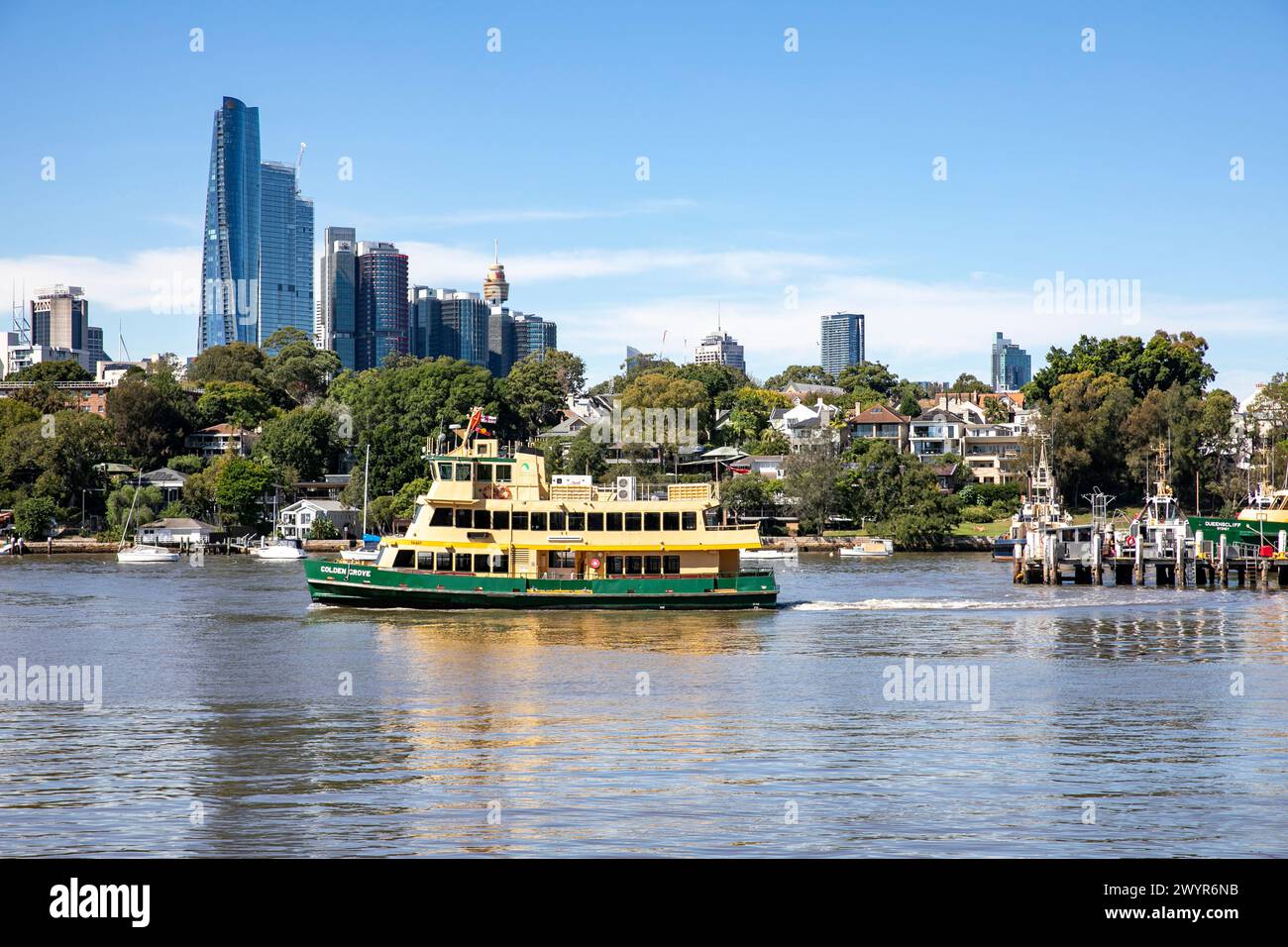 Die Sydney Fähre Golden Grove verlässt die Mort Bay Balmain, mit der Skyline von Sydney in der Ferne mit Hochhäusern in der C Stockfoto