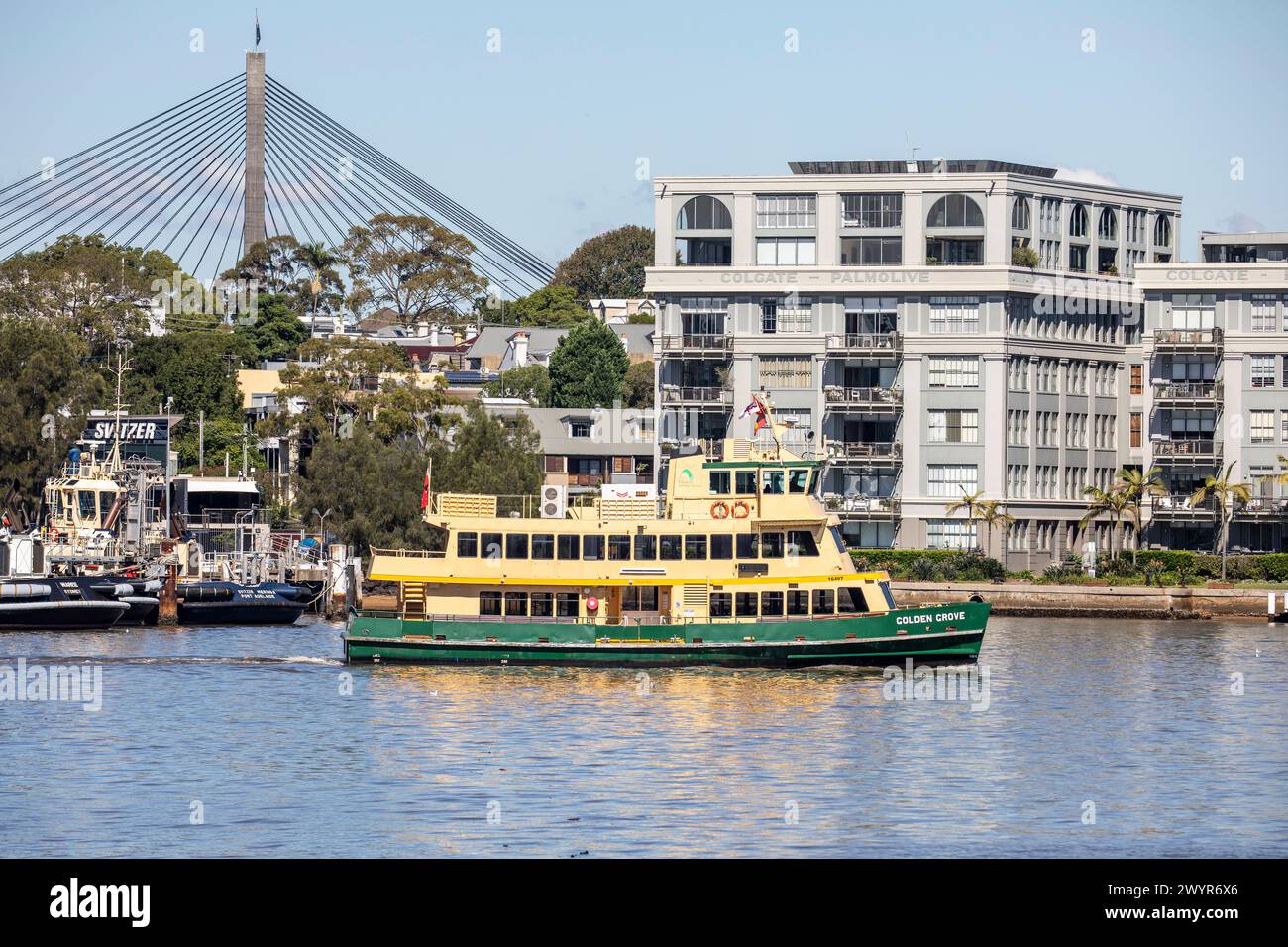 Sydney Fähre zum Golden Grove in Mort Bay, vorbei an der Anzac Bridge und der ehemaligen Colgate Palmolive Seifenfabrik in Sydney, NSW, Australien Stockfoto