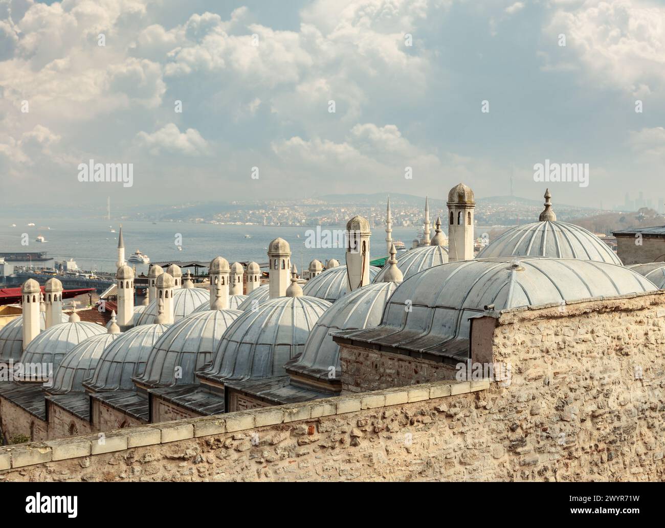 Kuppeln der berühmten Roksolana-Bäder. Blick von der Suleymaniye Moschee, Istanbul, Türkei Stockfoto