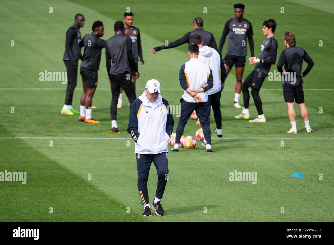 Valdebebas, Madrid, Spanien. April 2024. Carlo Ancelotti, Trainer von Real Madrid, wurde während des Trainings von Real Madrid am Tag vor dem Viertelfinalspiel der Champions League gegen Manchester City im Ciudad Real Madrid in Valdebebas gesehen. (Kreditbild: © Alberto Gardin/ZUMA Press Wire) NUR REDAKTIONELLE VERWENDUNG! Nicht für kommerzielle ZWECKE! Stockfoto