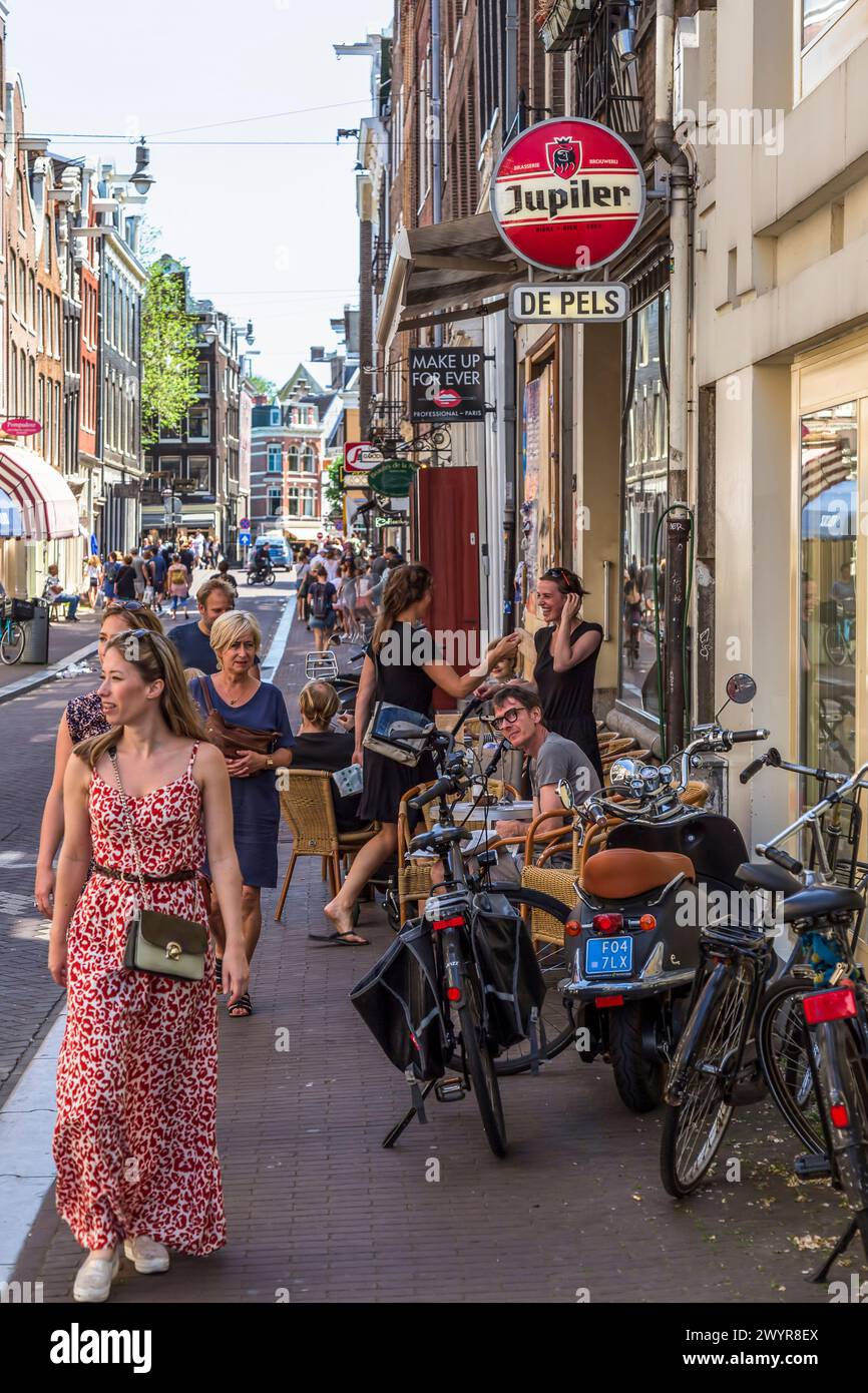 Gemütliche Straße - die 9 Straßen, für Touristen und Einwohner im Zentrum von Amsterdam. Stockfoto