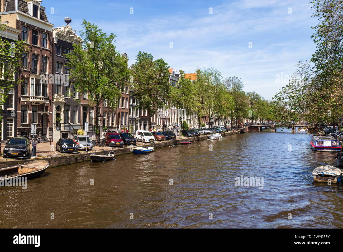 Monumentale Kanalhäuser entlang der Singel im Zentrum von Amsterdam. Stockfoto