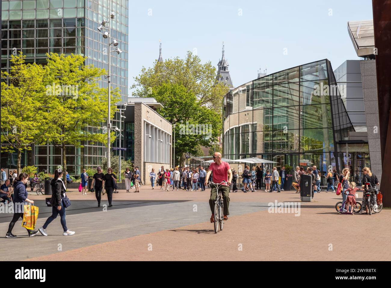 Im Van Gogh Museumskomplex am Museumsplatz in Amsterdam können Sie spazieren und radeln. Stockfoto