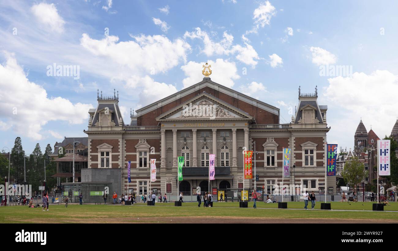 Vor der Königlichen Konzerthalle gegenüber dem Museumplein in Amsterdam. Stockfoto