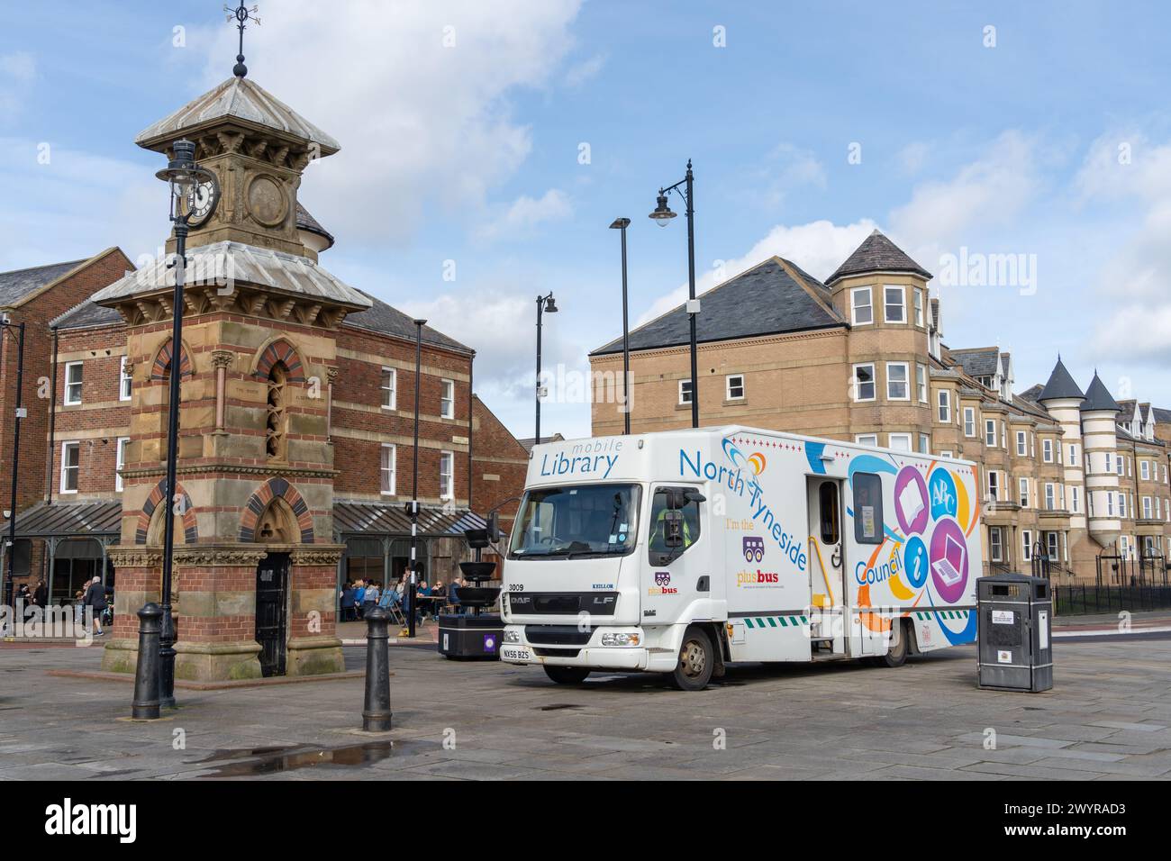 Mobile Bibliothek oder Buchbus der North Tyneside Libraries, parkt im Dorf Tynemouth, North Tyneside, Großbritannien. Begriff der öffentlichen Dienstleistungen. Stockfoto