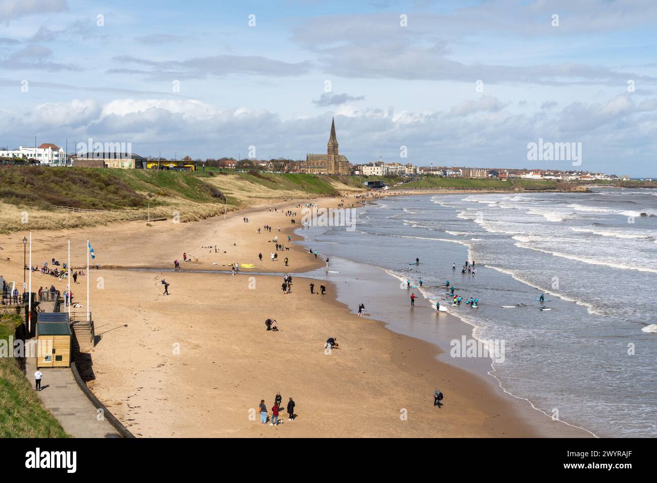 Menschen, die Longsands oder Long Sands Beach in Tynemouth, North Tyneside, Großbritannien, genießen. England Strandurlaub oder Urlaubskonzept. Stockfoto