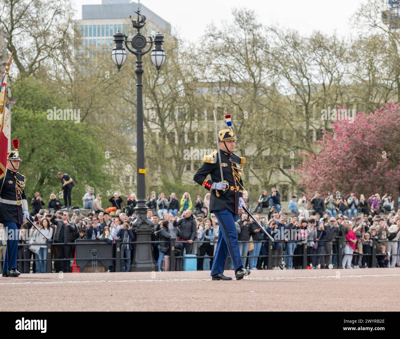 Buckingham Palace, London, Großbritannien. April 2024. Die französische Gendarmerie nationale Parade mit Soldaten der britischen Haushaltsdivision anlässlich des 120. Jahrestages der Entente cordiale. Sie werden von Herzog und Herzogin von Edinburgh, dem britischen Generalstabschef (CGS), General Sir Patrick Sanders, dem französischen Chef des Armeestabs, General Pierre Schill und der französischen Botschafterin bei der britischen Helene Duchene inspiziert. Die Gendarmerie wird von der Band of the Grenadier Guards auf dem Buckingham Palace auf und ab marschiert, die auch die Nationalhymnen A der beiden Länder aufführen Stockfoto