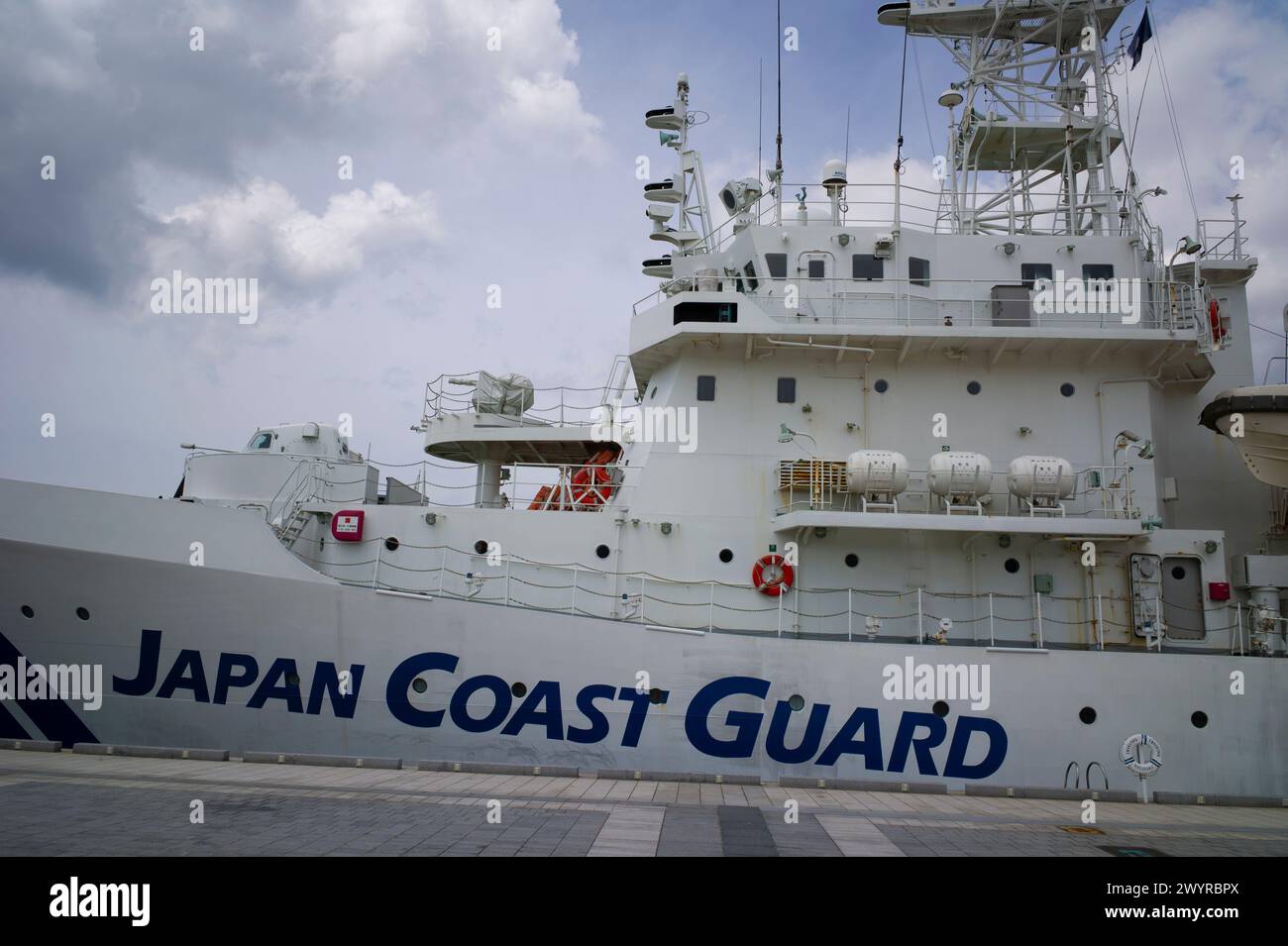 Japanische Küstenwache legt im Hafen von Nagasaki, Japan, an. Stockfoto