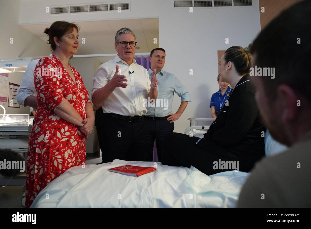 Labour-Chef Sir Keir Starmer (Mitte) und Schattengesundheitssekretärin Wes Streeting, zusammen mit Labour's Kandidat für den Bürgermeister der East Midlands und gegenwärtiger Vorsitzende des Sherwood Forest Hospitals NHS Trust, Claire Ward (links), treffen die neue Mutter Shannon Ryan, und ihr Baby namens Harlyn, während eines Besuchs im Kings Mill Hospital Sutton-in-Ashfield in den East Midlands, als sie die Pläne von Labour enthüllen, das „rote Buch“ der Gesundheitsakten von Kindern zu digitalisieren. Bilddatum: Montag, 8. April 2024. Stockfoto