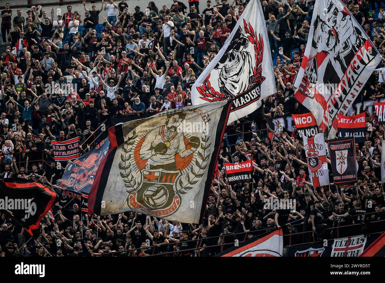 Mailand, Italien. April 2024. Fans des AC Mailand während des Fußballspiels der Serie A zwischen AC Mailand und US Lecce im San Siro Stadion in Mailand, Italien - Samstag, den 6. April 2024. Sport - Fußball . (Foto: Fabio Ferrari/LaPresse) Credit: LaPresse/Alamy Live News Stockfoto