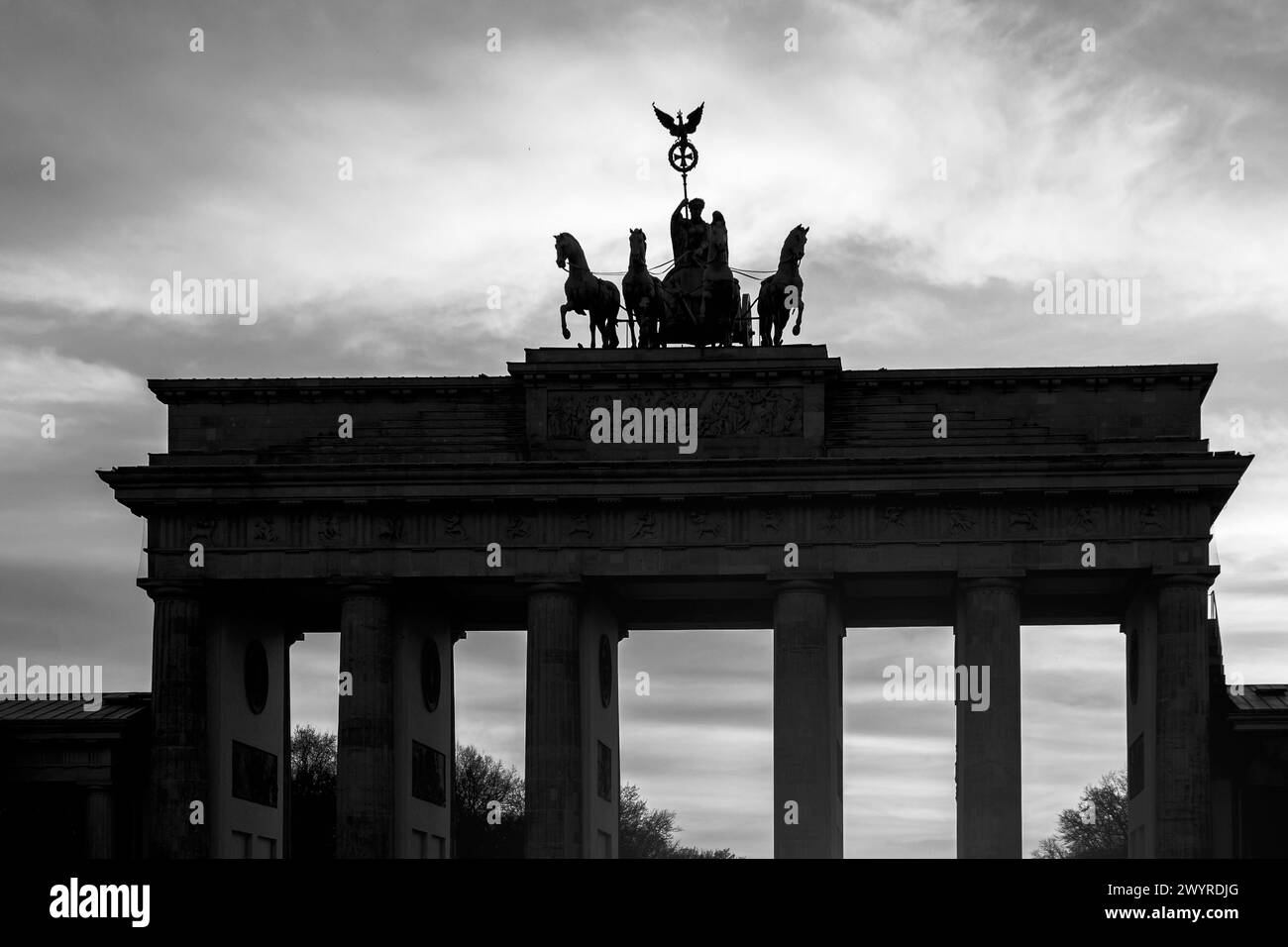 Die Quadriga an der Spitze des Brandenburger Tors in Berlin - Schwarz-weiß Stockfoto
