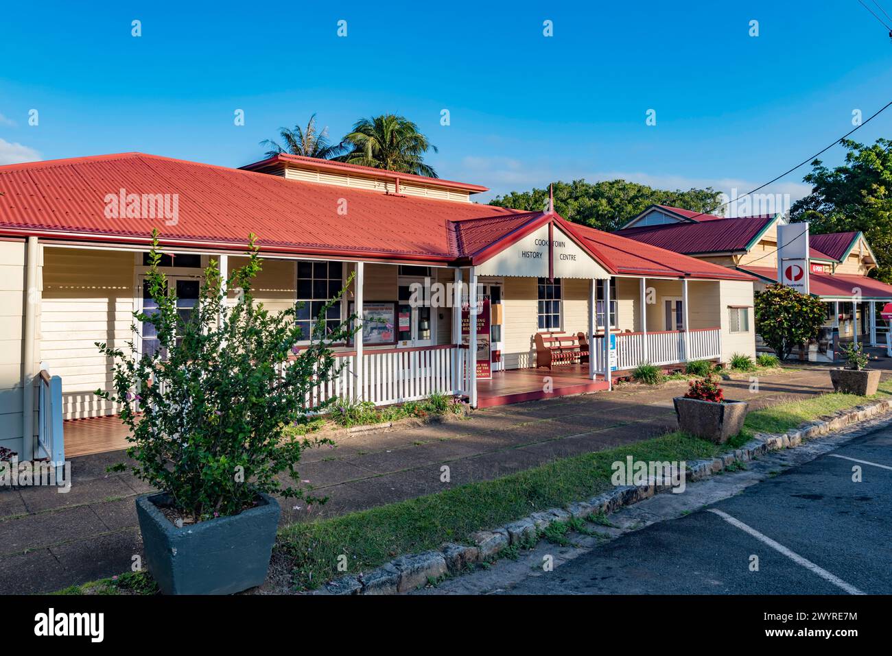 Das ehemalige Cooktown Post and Telegraph Office, heute Shire Council Office, wurde 1877 erbaut. Es ist ein seltenes großes Holzpfosten-, Telegraph- und Wohngebäude Stockfoto