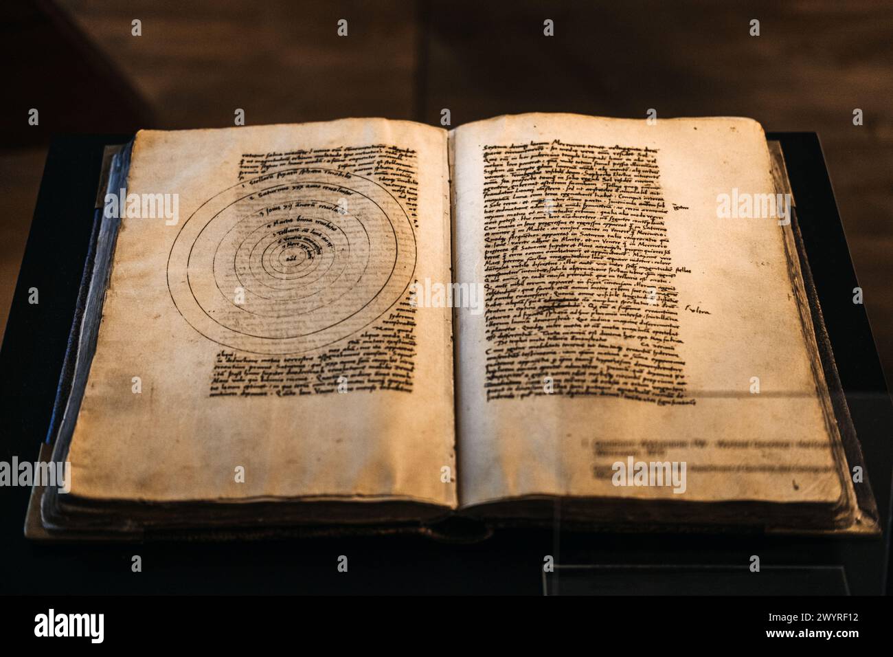 Warschau, Polen - 19. März 2024. Antike astronomische Texte und Diagramme Stockfoto