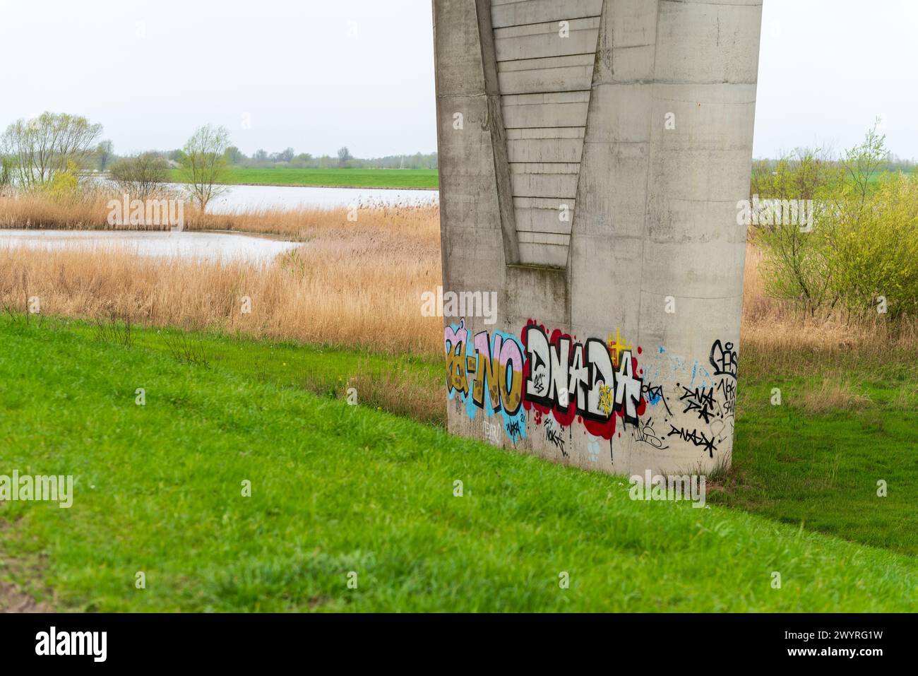 Graffiti auf einem Betonbrückenpfeiler Stockfoto