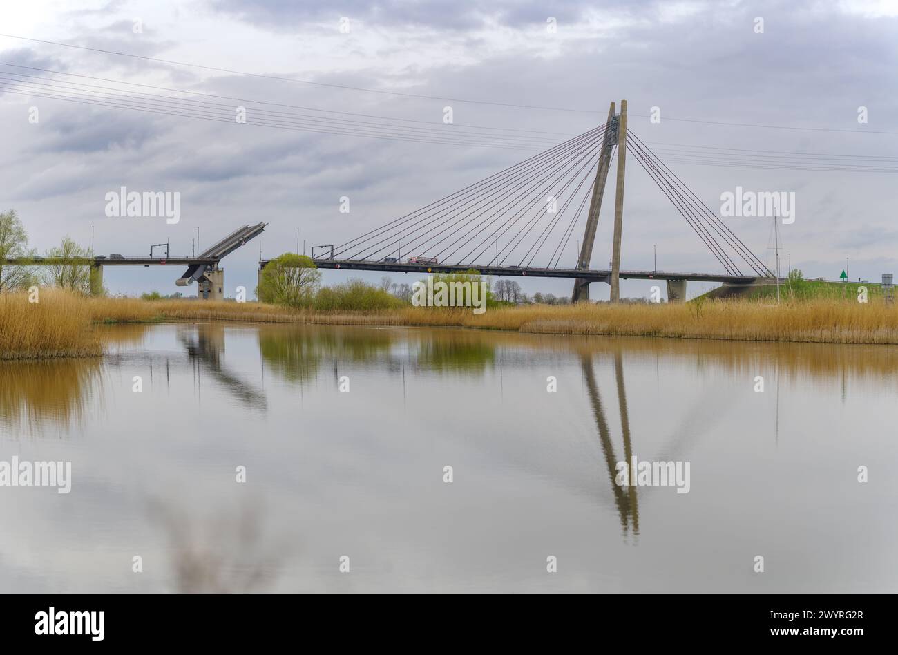 Inselbrücke (Eiland brug in niederländischer Sprache). Es handelt sich um eine Seilbrücke mit einer Unterführung von 14 m. Stockfoto