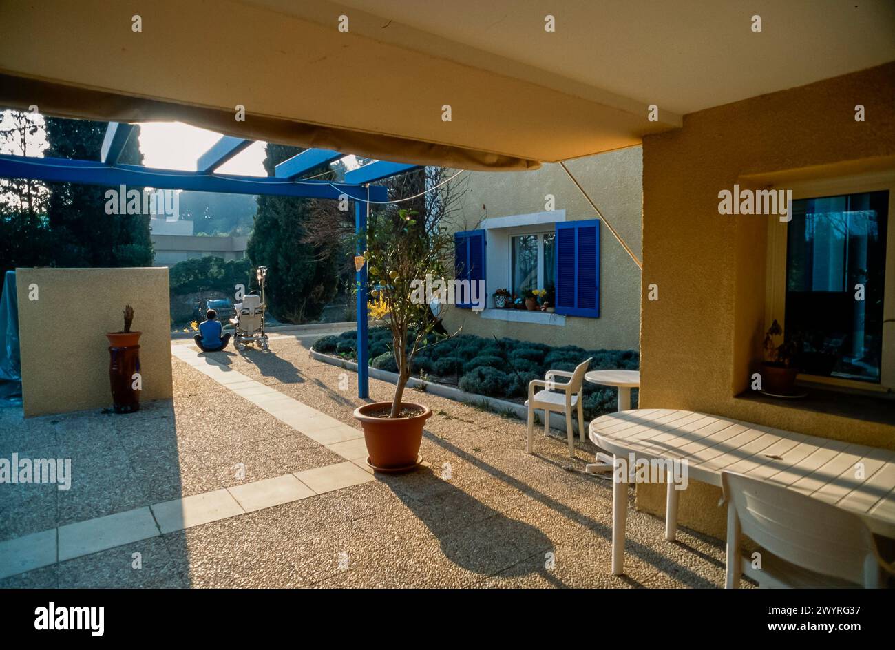 Gardanne, Frankreich, Blick von außen Krankenschwester mit Patient, Palliative Care, 'La Maison de Gardanne', (Marseille) Heim frankreich Stockfoto