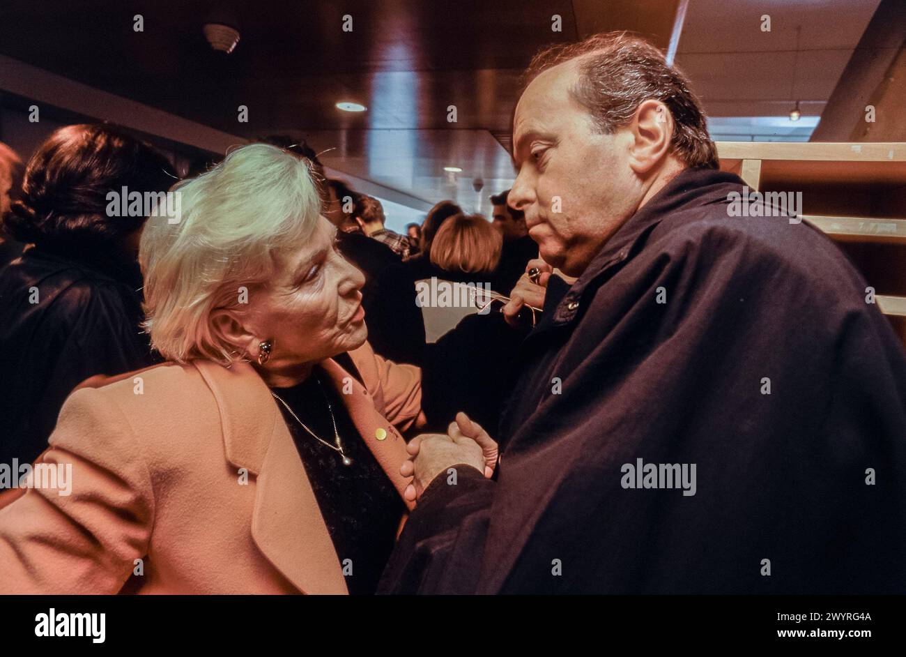 Paris, Frankreich, Group People, AIDS March, Marche Pour la Vie (AIDES), andere NGO's, 1994, Line RENAUD (SIDACTION) vor der Veranstaltung mit Jacques Toubon, französischer Politiker der 1990er Jahre, die Frau spricht Stockfoto