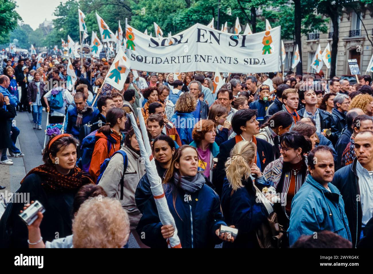 Paris, Frankreich, High Angle, Massenmarsch, Front, AIDS March, Marche Pour la Vie (AIDES), Act Up und andere NGO-Organisationen, Sol-en-Si, 1994 Stockfoto