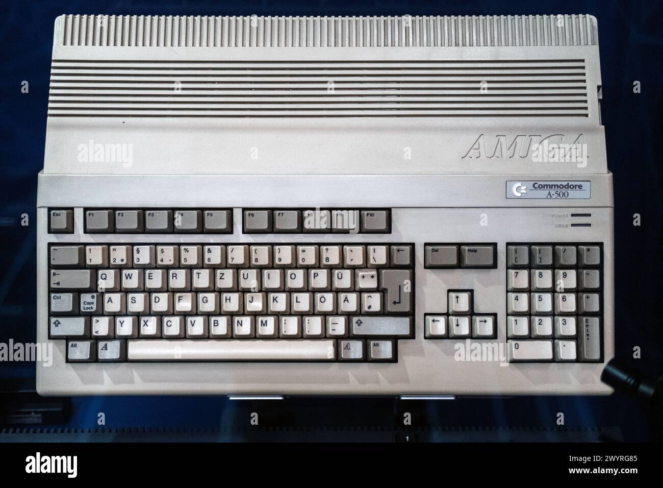 Warschau, Polen - 19. März 2024. Commodore Amiga A-500 Computer auf Blue Stockfoto