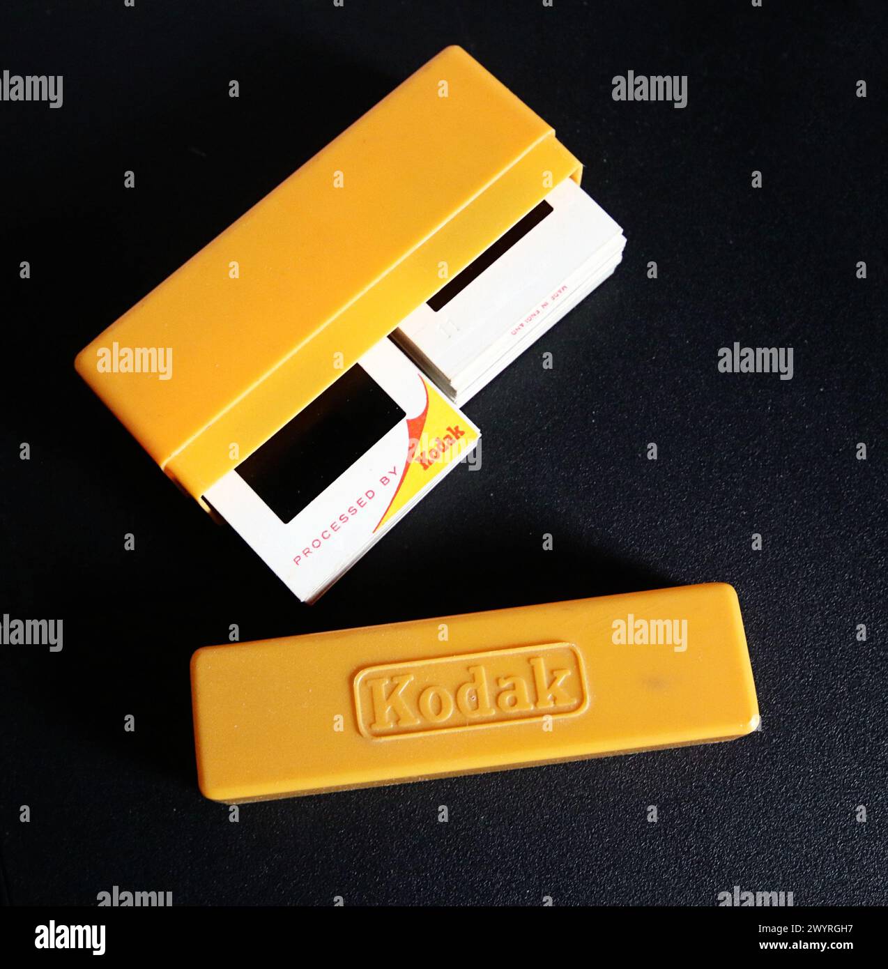 Vintage Kodak farbige 35-mm-Objektträger, positive Durchm., Original-Transparentfolien im Paket auf dunklem Hintergrund Stockfoto