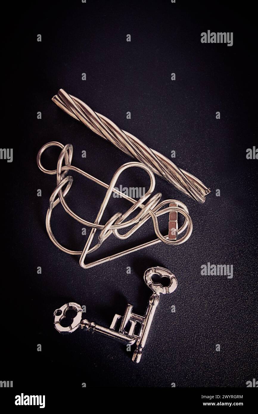 Unterhaltsame Spielzeuge und Spiele mit Geschick: Metall-Gehirn-Teaser-Puzzles mit Entflechtung Stockfoto
